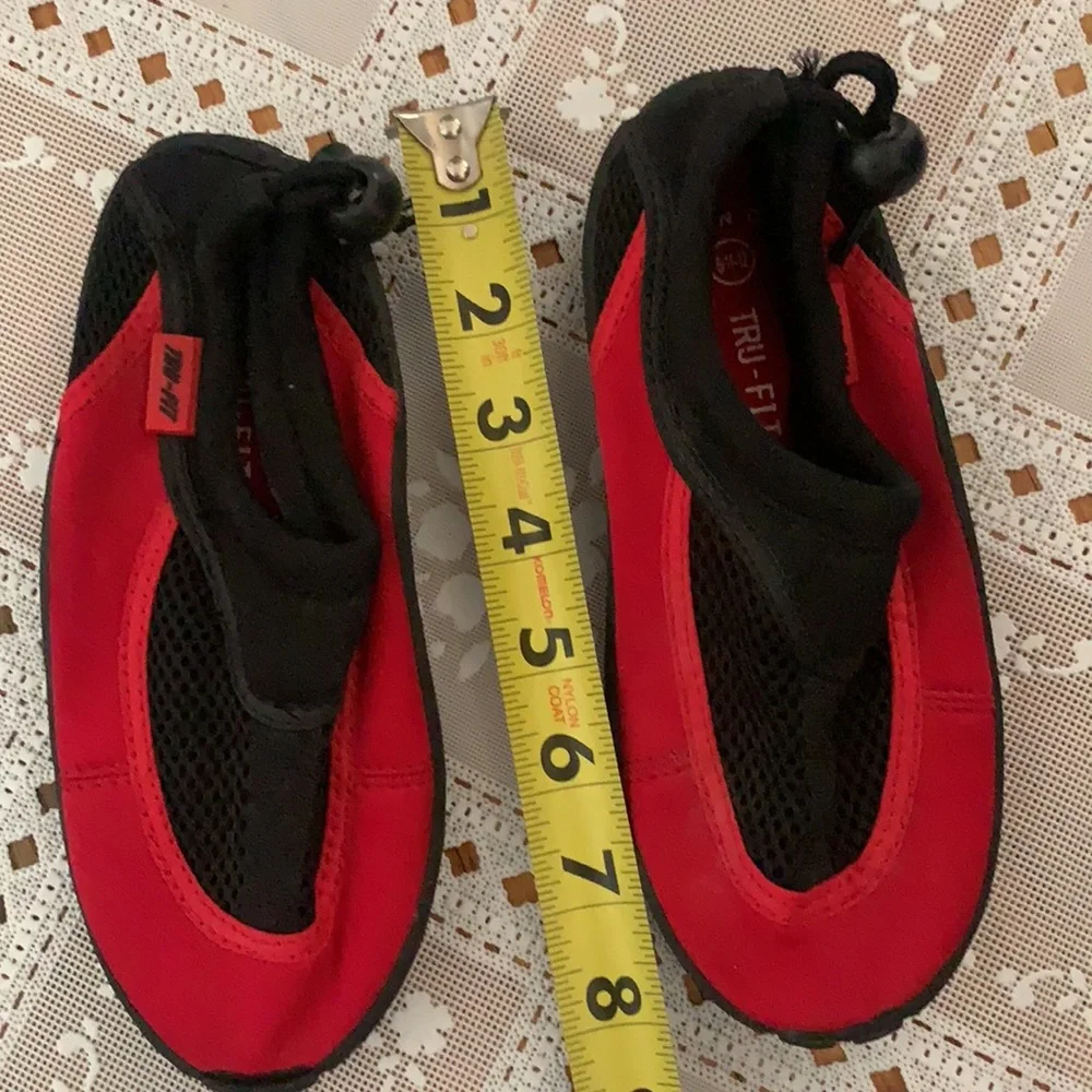 TRU-FIT SZ 11-12 RED BLACK WATER SHOES. PREOWNED